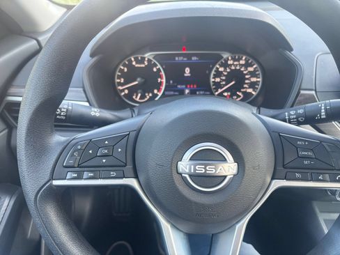 Used 2025 Nissan Altima 2.5 SV FWD image 35