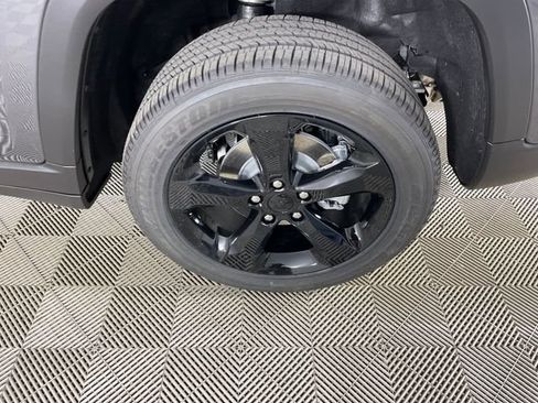 New 2025 Jeep Grand Cherokee Altitude image 18