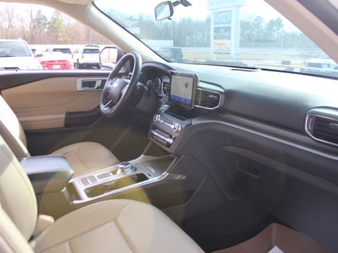 Used 2020 Ford Explorer XLT w/ Equipment Group 202A image 32