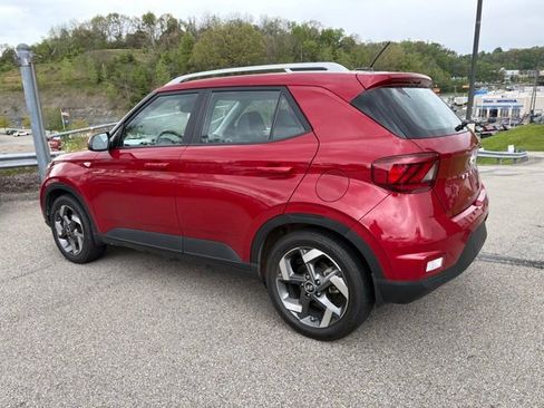 Used 2023 Hyundai Venue Limited w/ Cargo Package FWD image 6