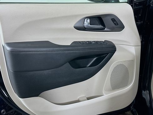 Used 2024 Chrysler Pacifica Touring-L image 15