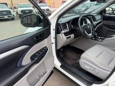 Used 2017 Toyota Highlander Plus w/ Carpet Mat Package FWD image 20