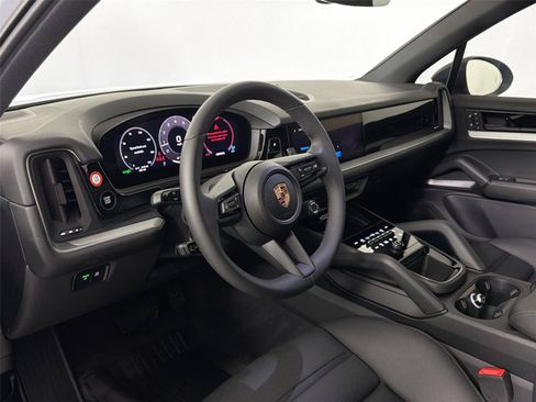 Used 2025 Porsche Cayenne AWD/4WD image 4