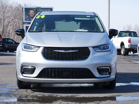 Used 2024 Chrysler Pacifica Limited FWD image 8