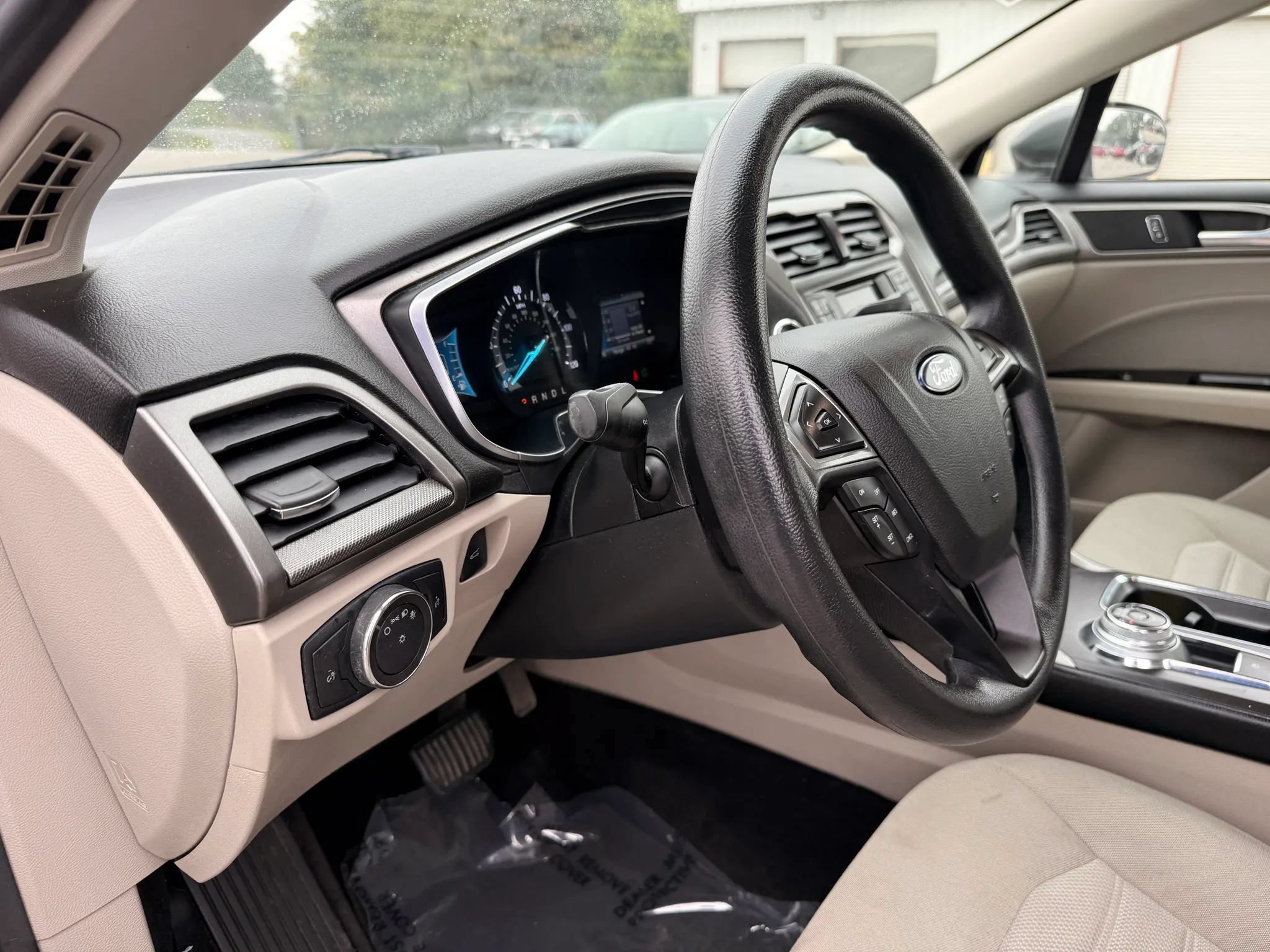 Used 2017 Ford Fusion SE FWD image 17
