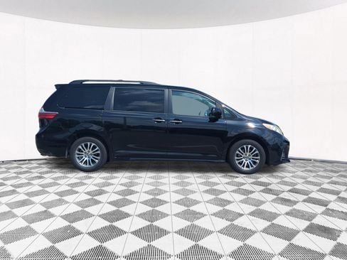 Used 2018 Toyota Sienna XLE w/ XLE Navigation Package FWD image 6