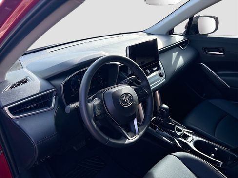 Used 2024 Toyota Corolla Cross XLE image 9