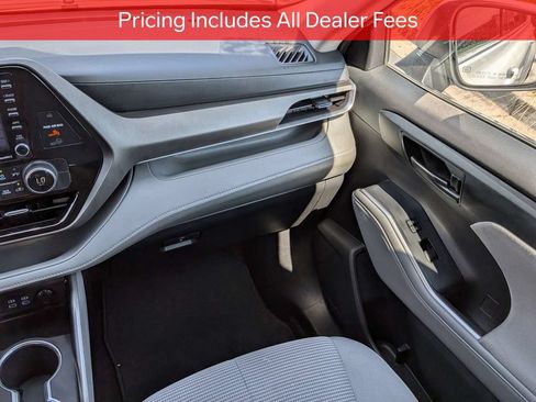 Used 2022 Toyota Highlander L FWD image 19