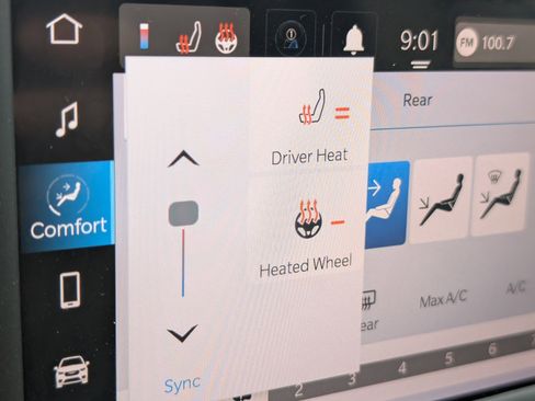 Used 2022 Chrysler Voyager LX image 12