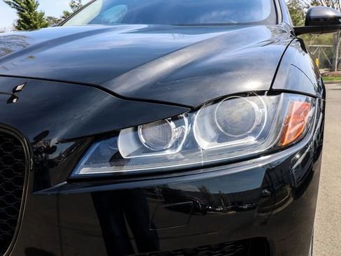 Used 2020 Jaguar F-PACE Premium image 21