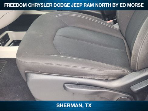Used 2021 Chrysler Voyager L FWD image 17