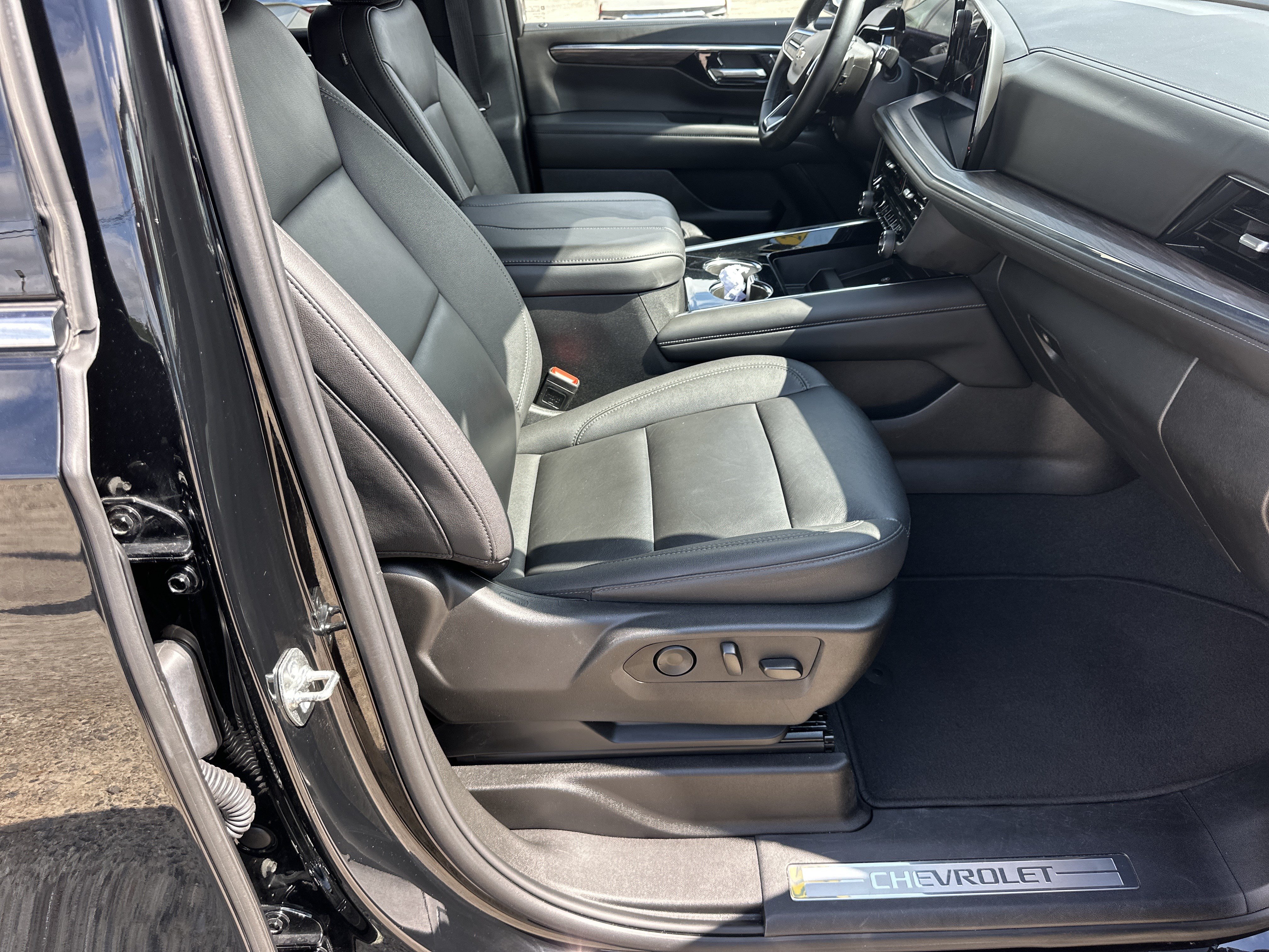 Certified 2025 Chevrolet Suburban LT RWD image 14