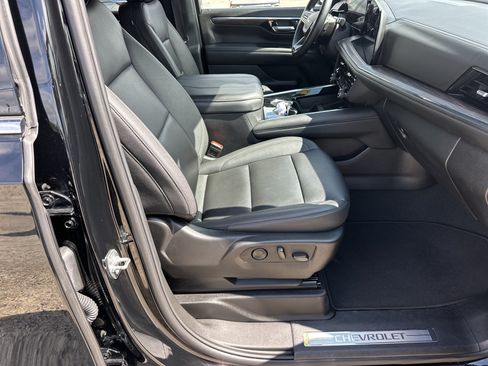 Certified 2025 Chevrolet Suburban LT RWD image 14