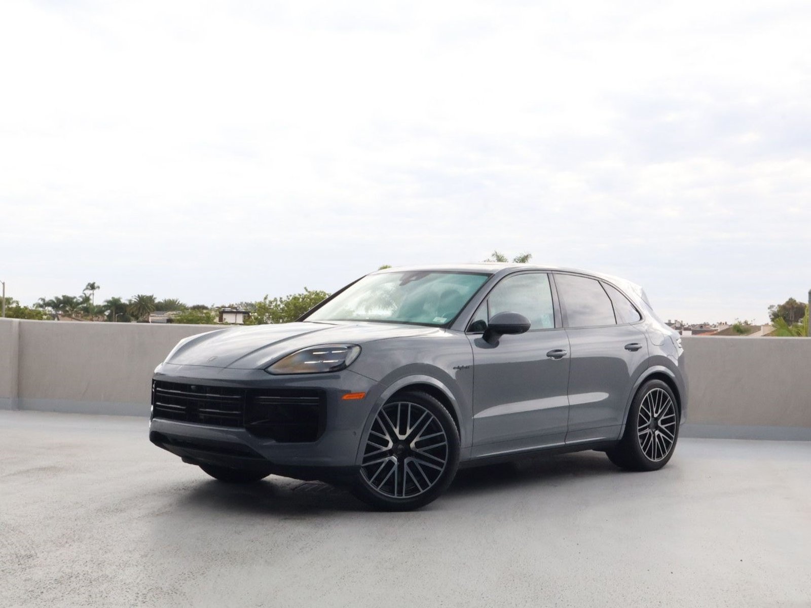 Certified 2025 Porsche Cayenne Turbo AWD/4WD image 1