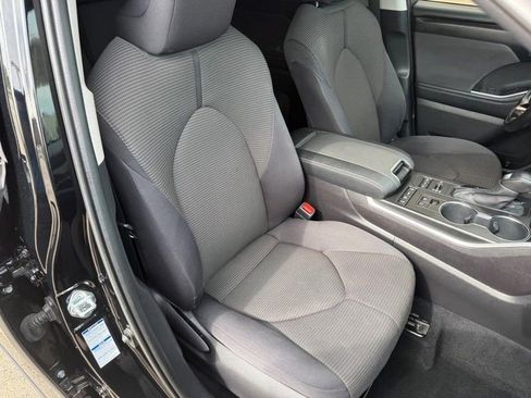 Used 2021 Toyota Highlander LE AWD/4WD image 11