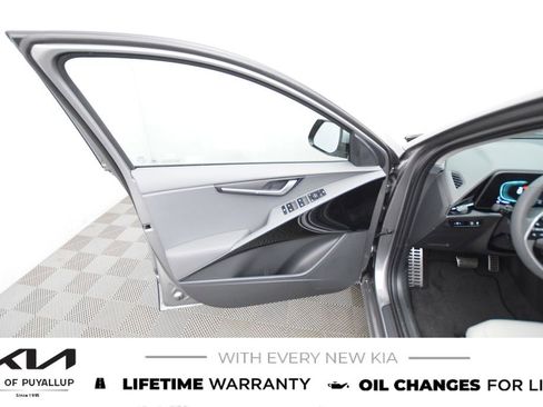 New 2025 Kia Niro EX Touring image 9