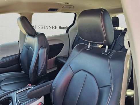 Used 2023 Chrysler Pacifica Touring-L FWD image 17