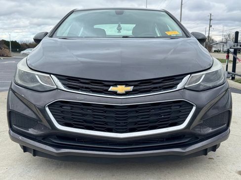 Used 2017 Chevrolet Cruze LT image 2