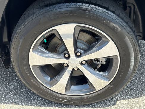 Used 2019 Jeep Cherokee Limited AWD/4WD image 20