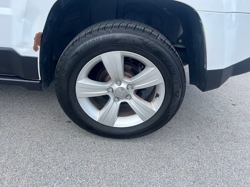 Used 2014 Jeep Patriot Latitude AWD/4WD image 12