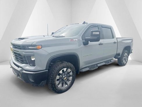 Used 2024 Chevrolet Silverado 2500 Custom w/ Custom Value Package image 3