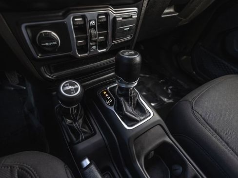 Used 2023 Jeep Wrangler Unlimited Sahara AWD/4WD image 17