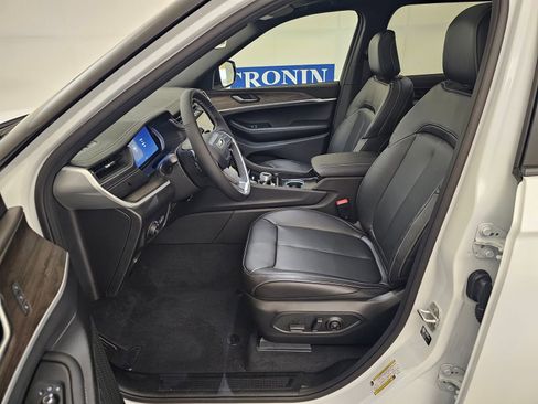 New 2025 Jeep Grand Cherokee Limited image 12