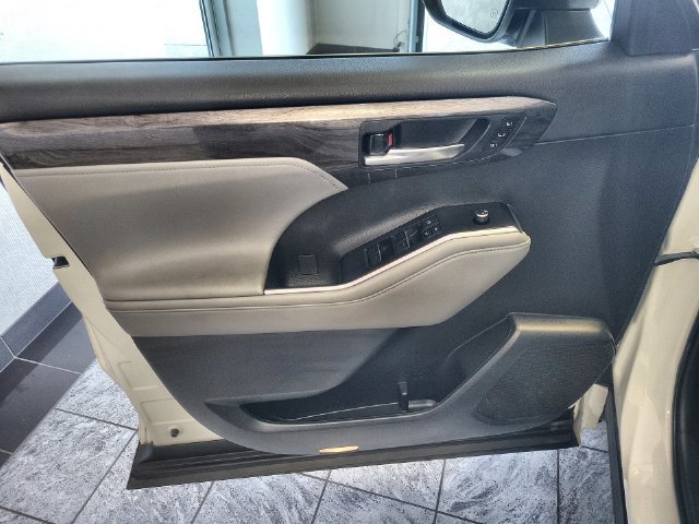 Used 2021 Toyota Highlander Platinum AWD/4WD image 13