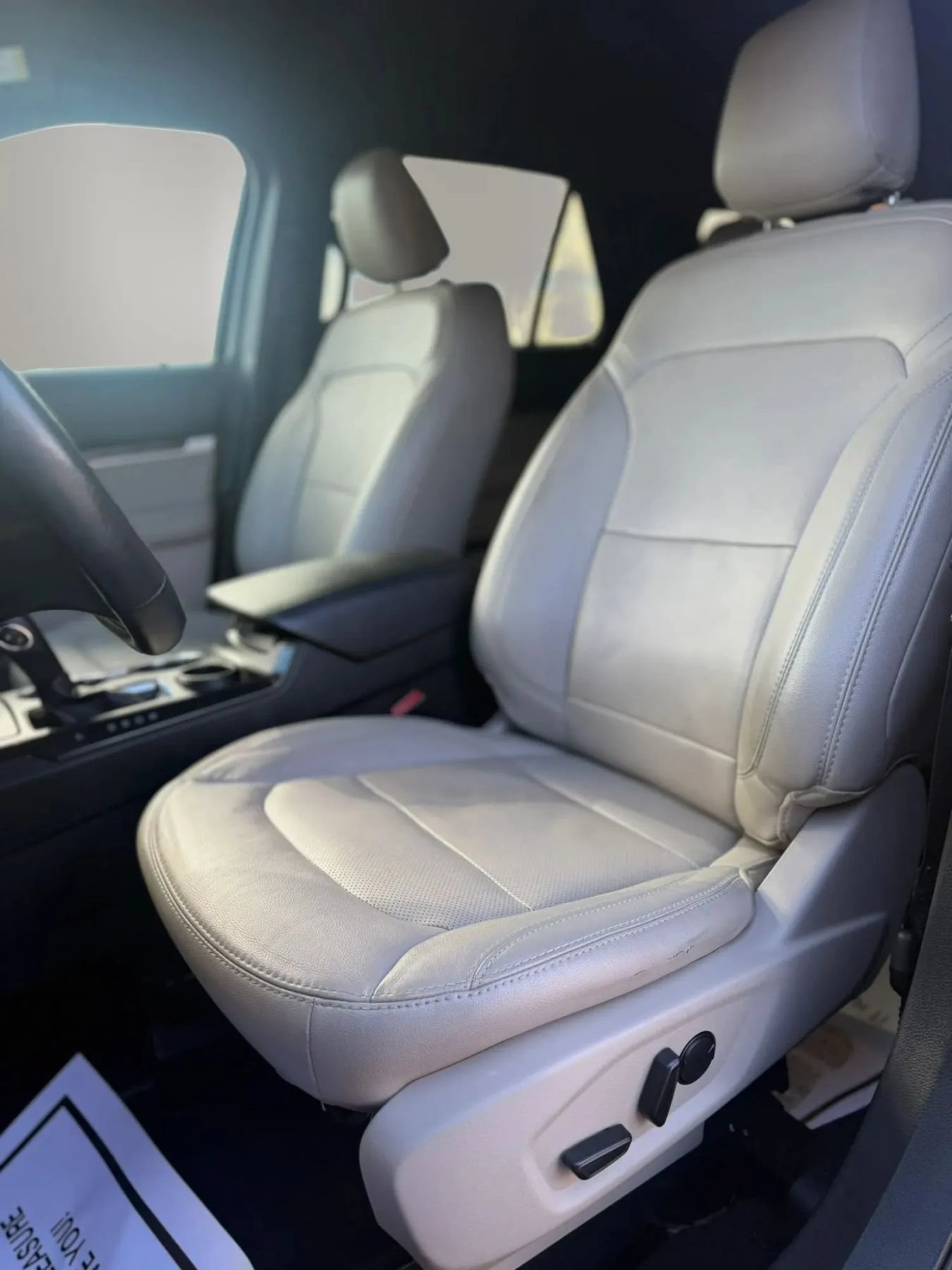 Used 2019 Ford Explorer Limited w/ Ford Safe & Smart Package FWD image 11