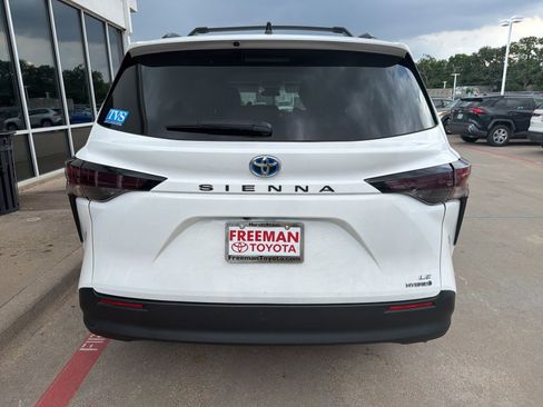Used 2024 Toyota Sienna LE FWD image 9
