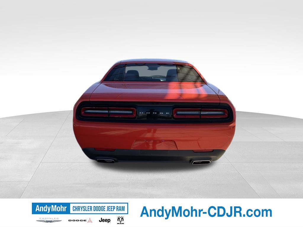 Used 2016 Dodge Challenger SXT RWD image 6