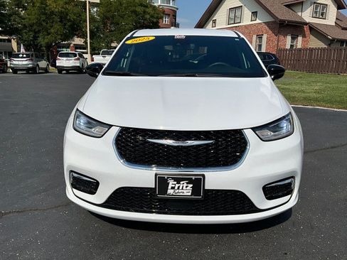Used 2025 Chrysler Pacifica Select FWD image 2