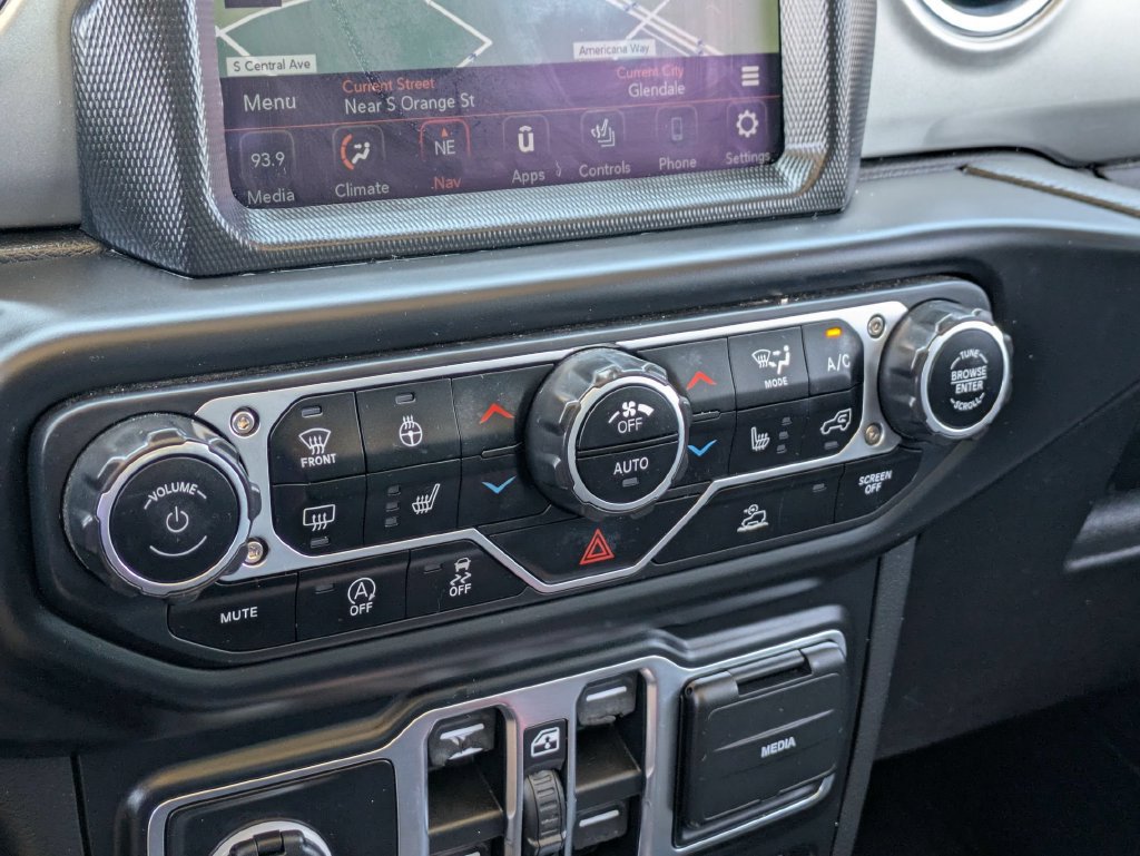 Used 2022 Jeep Wrangler Unlimited Sahara w/ Cold Weather Group AWD/4WD image 17