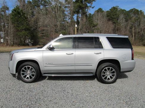 Used 2017 GMC Yukon Denali image 3