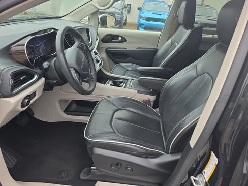 Used 2023 Chrysler Pacifica Limited FWD image 14