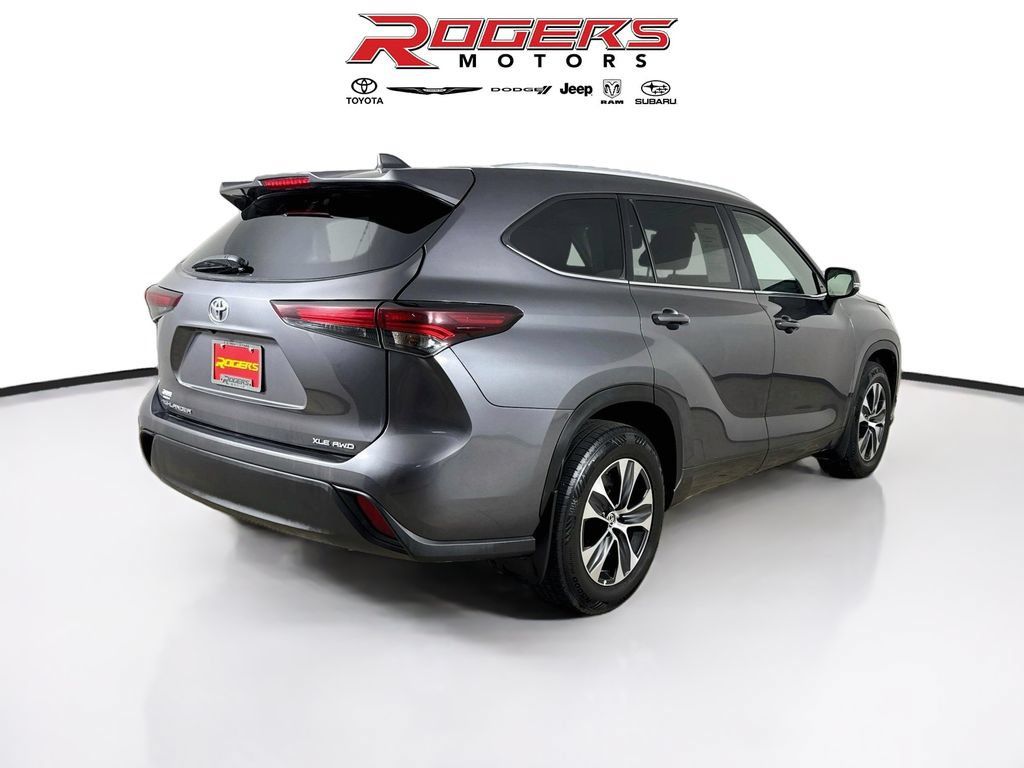 Used 2025 Toyota Highlander XLE AWD/4WD image 13