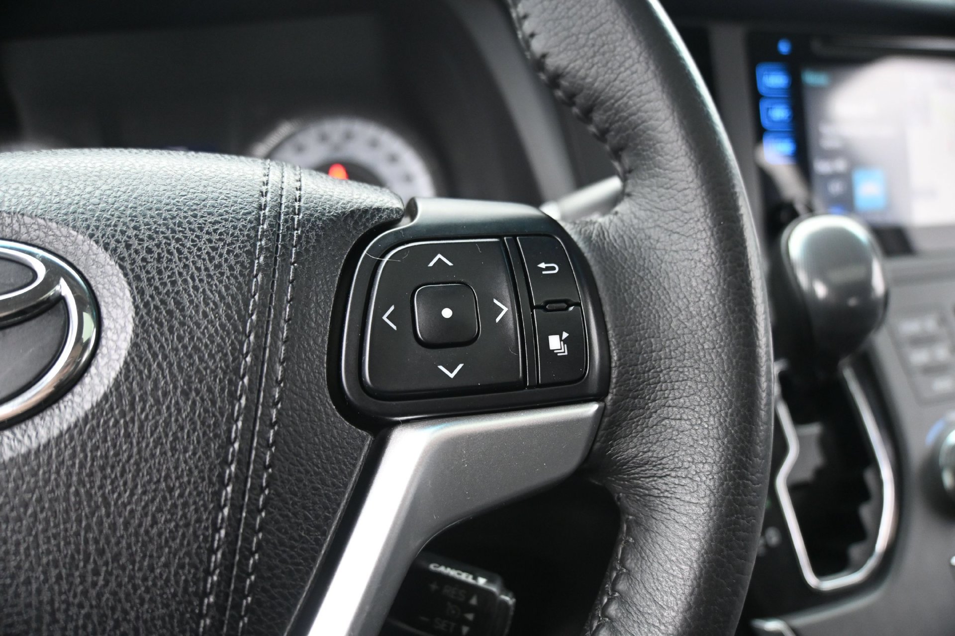 Used 2017 Toyota Sienna SE w/ SE Preferred Package FWD image 25