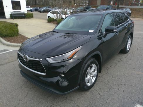 Used 2022 Toyota Highlander LE image 5