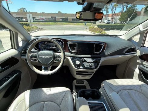 Used 2020 Chrysler Pacifica Limited w/ Advanced Safetytec Group FWD image 27