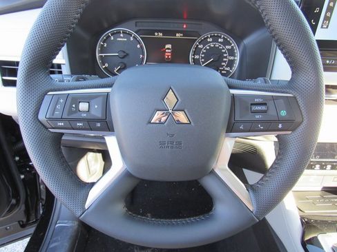 New 2025 Mitsubishi Outlander SE image 21