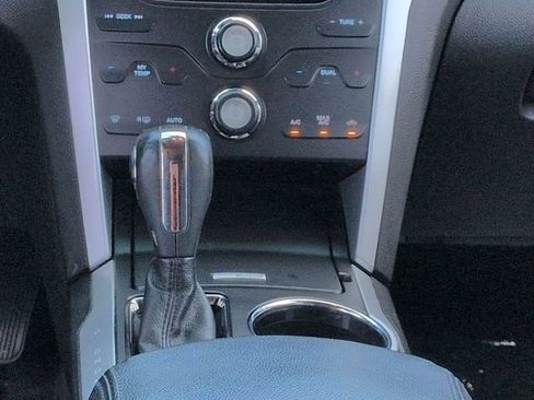 Used 2015 Ford Explorer XLT w/ Equipment Group 202A FWD image 18