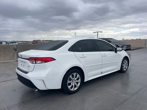 Used 2025 Toyota Corolla LE image 3