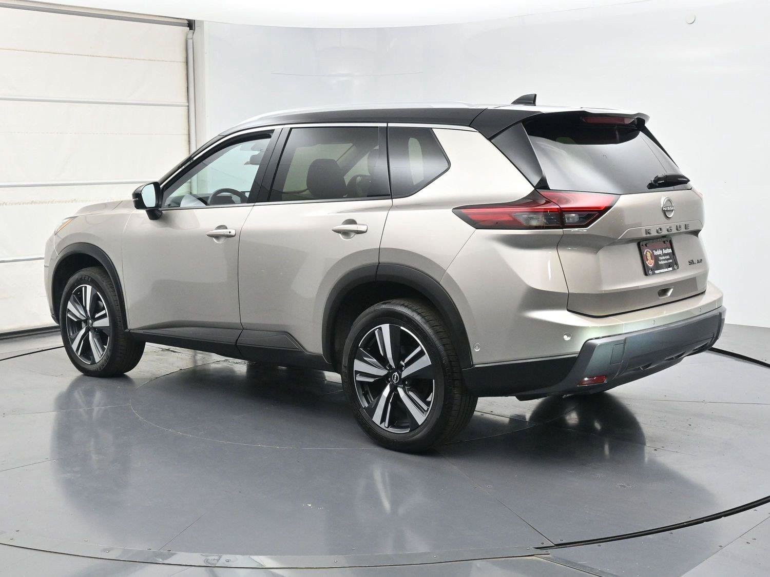 Certified 2025 Nissan Rogue SL w/ SL Premium Package AWD/4WD image 22