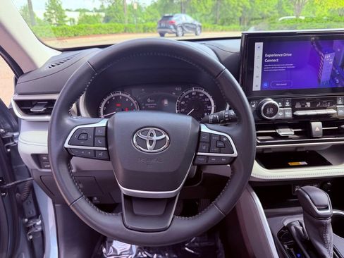 Used 2024 Toyota Highlander XLE FWD image 21