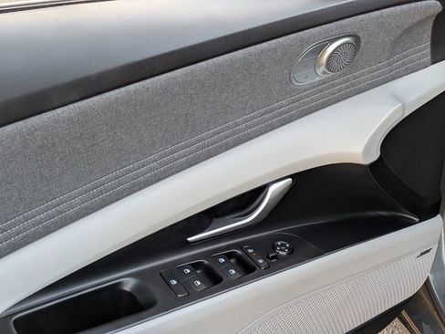 Used 2025 Hyundai Elantra Limited FWD image 9