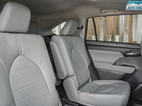 Used 2023 Toyota Highlander XLE AWD/4WD image 23