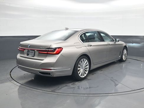 Used 2021 BMW 740i xDrive w/ Premium Package image 7
