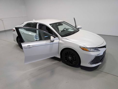 Used 2021 Toyota Camry XLE image 14