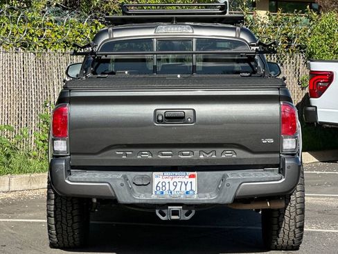 Used 2016 Toyota Tacoma Limited w/ Towing Package image 8