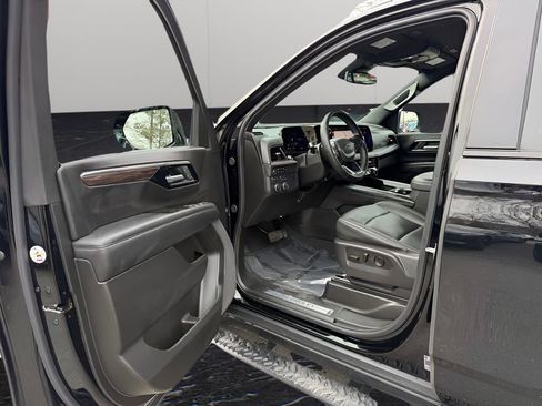 Used 2025 Chevrolet Suburban Z71 image 19